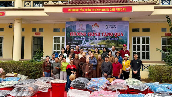 Đoàn Thiện nguyện các chùa: Sùng Ân, Bảo Linh và các mạnh thường quân đến tặng 200 suất quà cho bà con nhân dân xã Quốc Việt