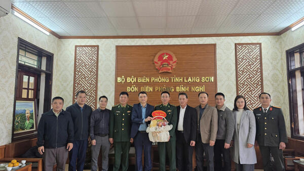 Đảng ủy - HĐND - UBND - Ủy ban MTTQ Việt Nam xã Quốc Việt tới thăm và chúc mừng kỷ niệm 81 năm ngày thành lập Quân đội Nhân dân Việt Nam