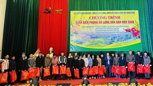 Xuân biên phòng ấm lòng dân bản - Gắn kết tình quân dân.