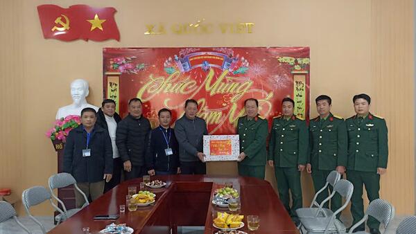 Đoàn Kinh tế - Quốc phòng 338 thăm, tặng quà cấp ủy, chính quyền xã Quốc Việt