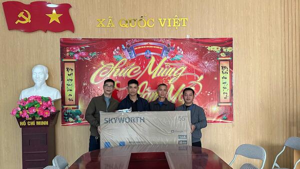 Bàn giao trang thiết bị nghe nhìn cho Người có uy tín trong đồng bào dân tộc thiểu số trên địa bàn xã Quốc Việt
