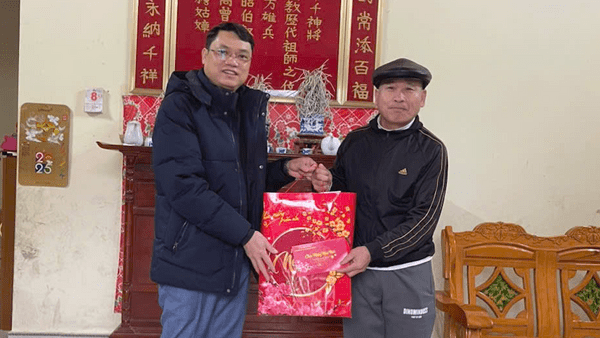 Lãnh đạo xã Quốc Việt thăm tặng quà nguyên lãnh đạo xã qua các thời kỳ và cơ sở Mái ấm tình thương Vinh Sơn