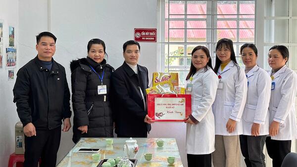 Lãnh đạo xã Quốc Việt thăm, chúc Tết các đơn vị Y tế và Công an