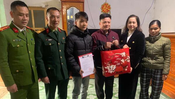 Hội đồng nghĩa vụ quân sự xã Quốc Việt trao quyết định gọi công dân nhập ngũ năm 2026